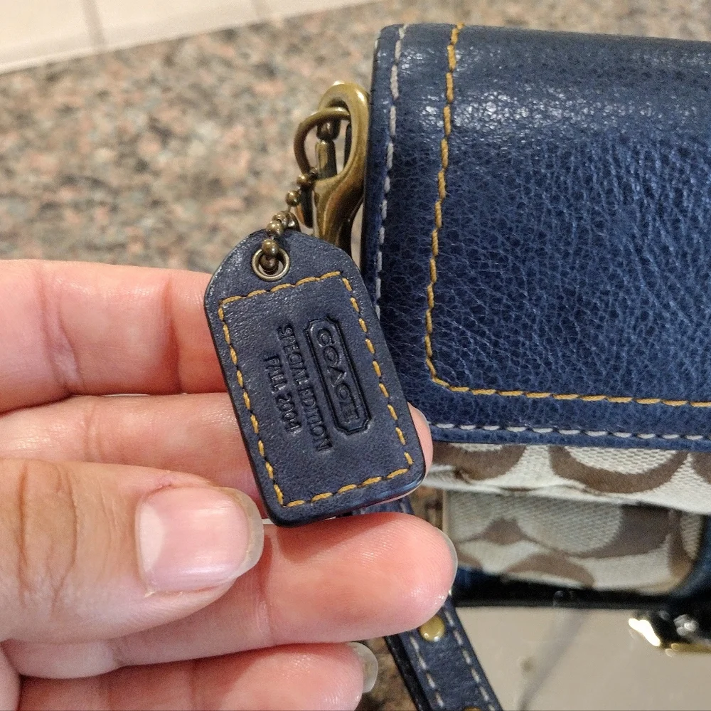 Coach Special Edition Fall 2004 Leather Signature C Wristlet Purse Buckle